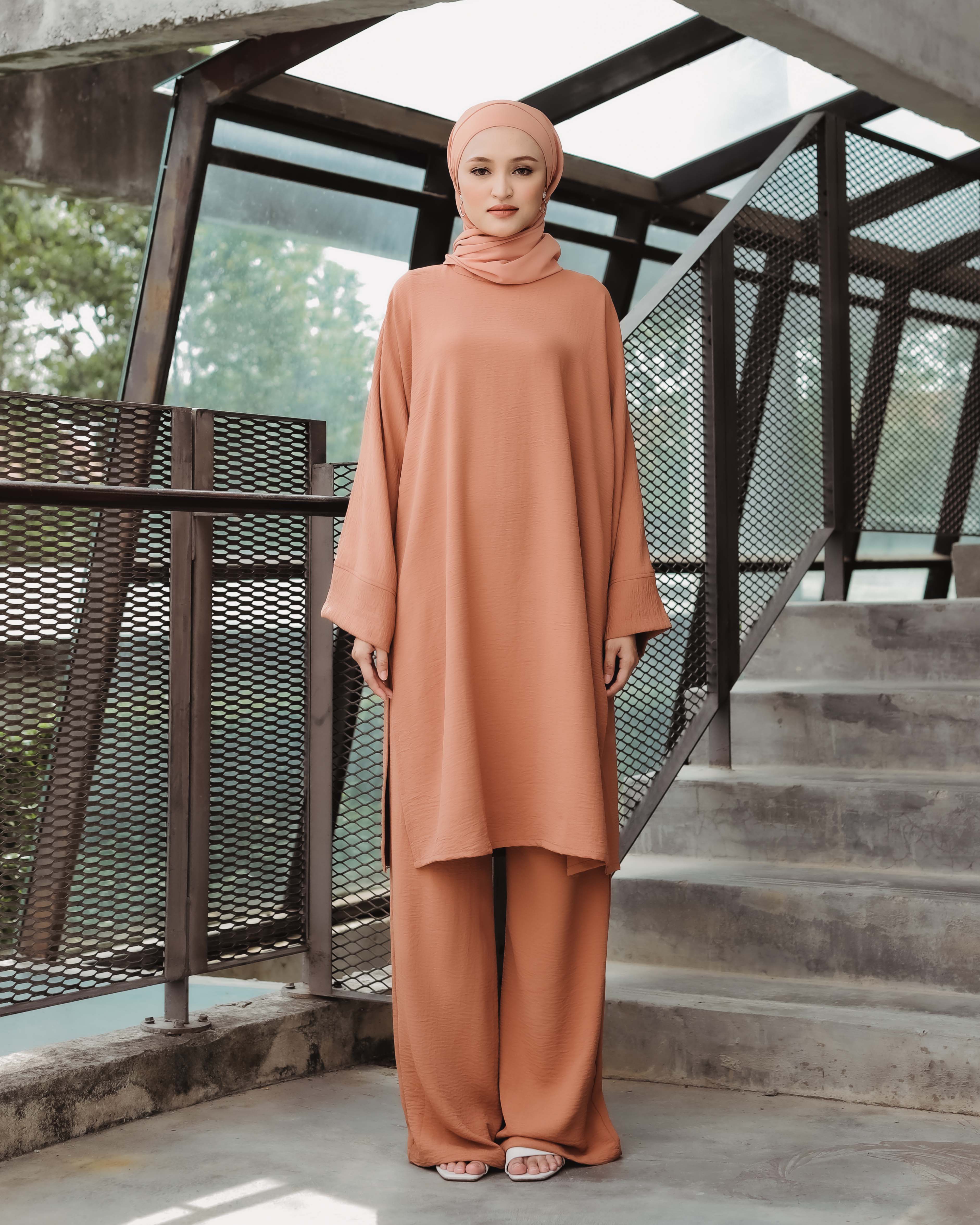 SIDRA SET IN ALMOND